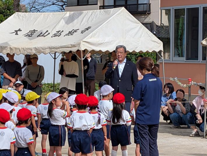 幼稚園の運動会にてあいさつをする市長