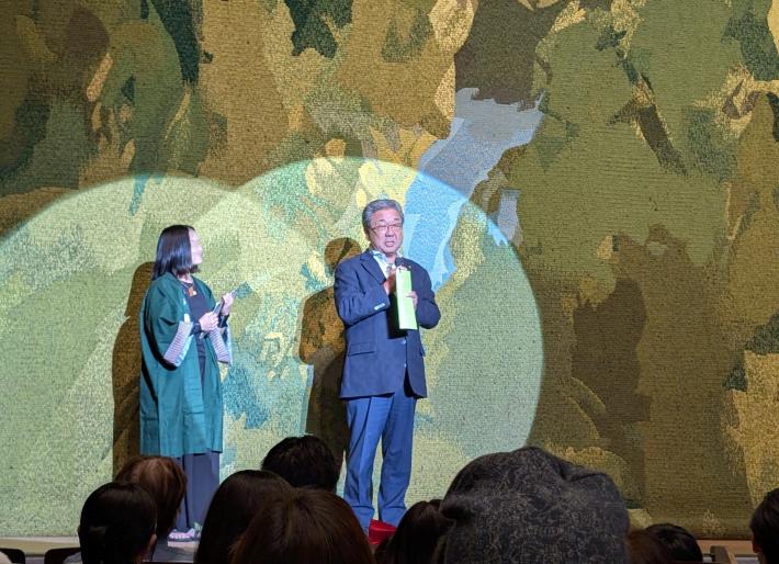 コンサート会場にてあいさつをする市長