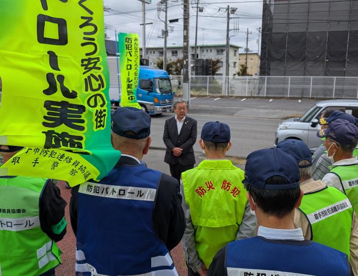 防犯キャンペーンに参加する市長