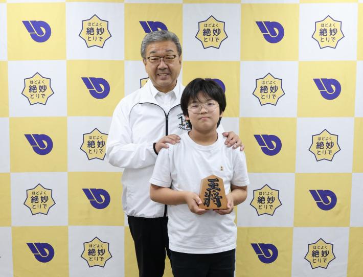表敬訪問されたかたと写真を撮る市長