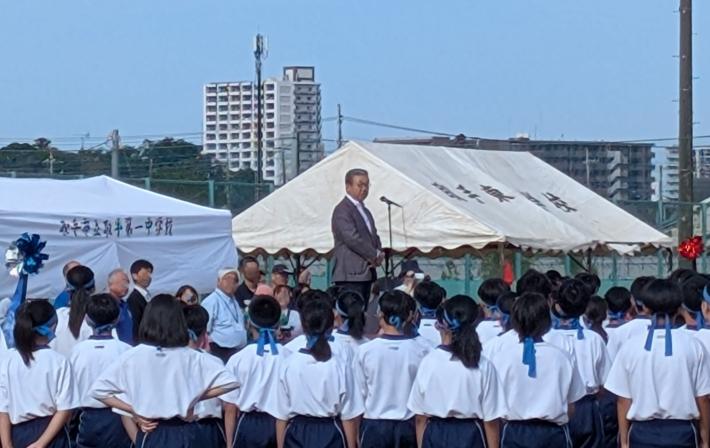 市内中学校の体育祭にて挨拶をする市長