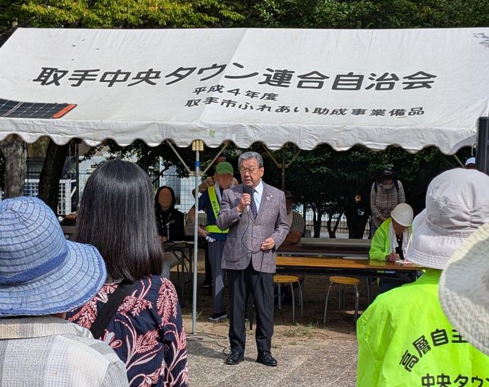 防災訓練にてあいさつをする市長