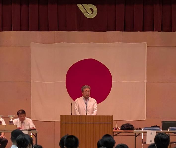 柔道大会にてステージ上で挨拶をする市長