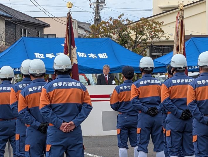 消防団員の前で挨拶をする市長