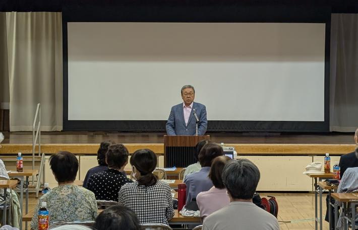 記念講演にて市民の前で挨拶をする市長