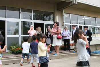 藤代幼稚園の入り口で園児たちといるユーバ市民訪問団