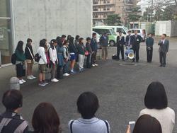 出発式で市長が学生および保護者たちの前であいさつしている画像。