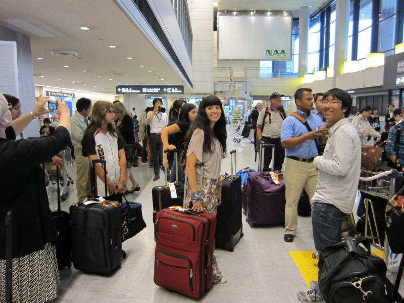 成田空港に到着したユーバ市民訪問団