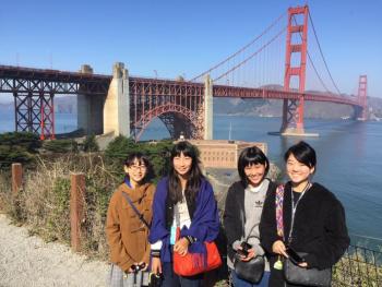 ゴールデンゲートブリッジを背景に記念撮影をする4人の女性の学生派遣団