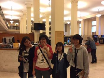 サンフランシスコ市役所内を見学する女性の学生派遣団員の4人