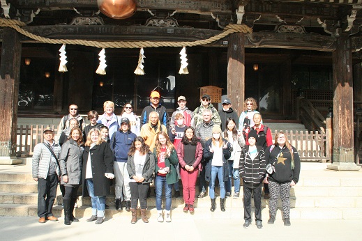 神社の前で集合写真に写るユーバ市訪問団