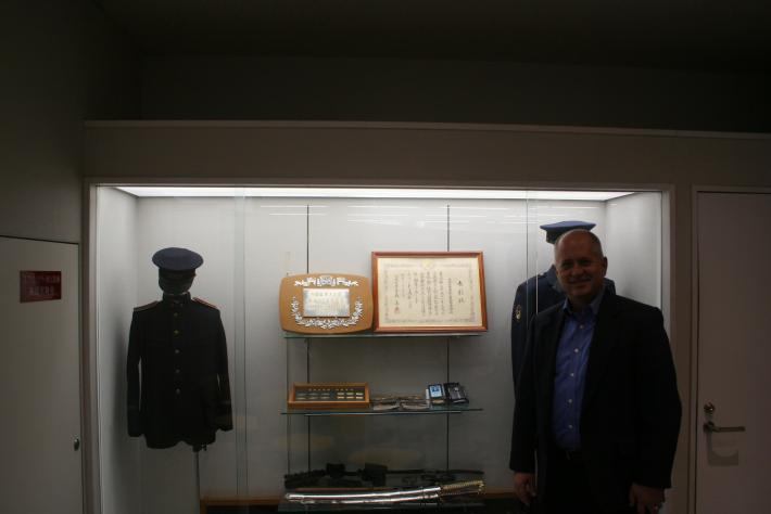 展示ディスプレイ内にある警察の制服とユーバ市長