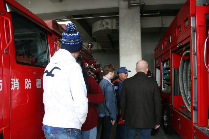 消防車に備えつけられている備品の説明を受けるユーバ市民訪問団