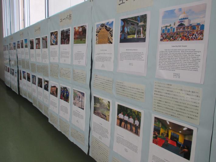 廊下に展示されたユーバ市学生が作成した作品。作品は台紙にメッセージを書いて写真をはりつけたもので、模造紙にはられている。