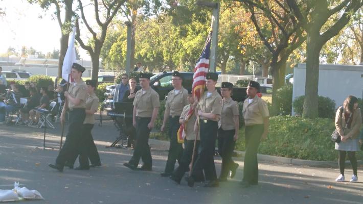 制服姿のアメリカ人と彼らに手で支えられる日本国旗とアメリカ国旗のポール