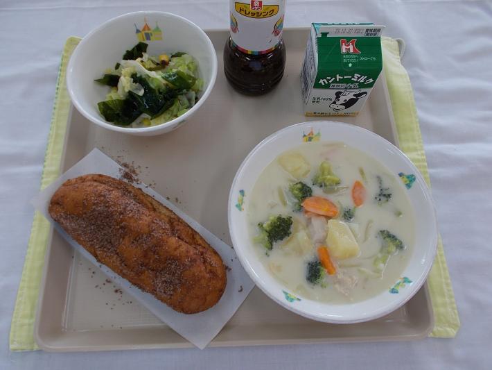ココア揚げパン、シチュー、海藻サラダ、牛乳がお盆の上にのっている。