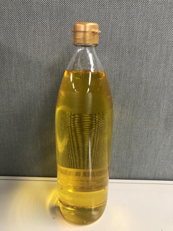 透明の瓶に入った黄色い油