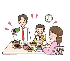 朝食を囲む夫婦と子ども