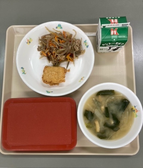 大皿に盛られた長崎天ぷらと浦上そぼろ、汁物用のお椀にはヒカドが入っている。その他米飯と牛乳もお盆にのっている。