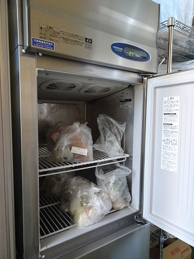 冷凍庫の中に袋詰めの食材等が入っている様子