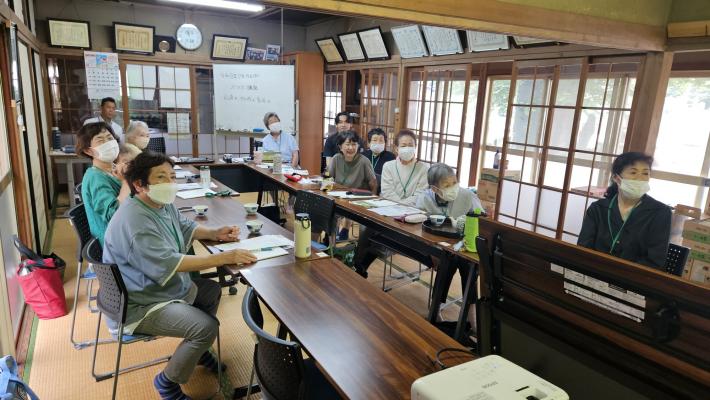 参加者が実際にスマホ講座を受けている様子