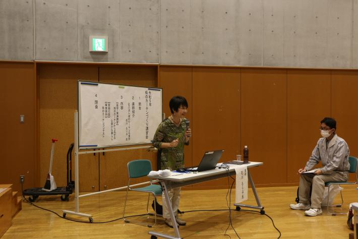講師の石川先生が参加者に講義をしている。