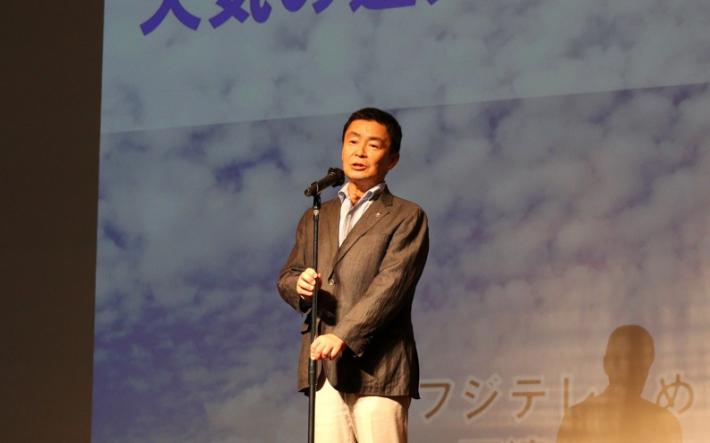 市地球温暖化防止対策講座の開演にあたり、はじめに藤井市長が参加者に向かってあいさつする様子