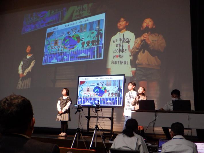 寺原小学校の代表生徒がステージ上で発表する様子
