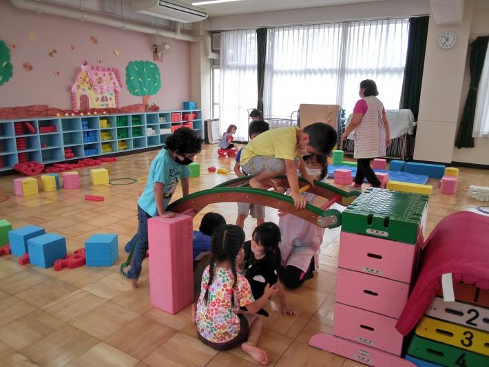 藤代幼稚園のホールで子どもたちが遊んでいる