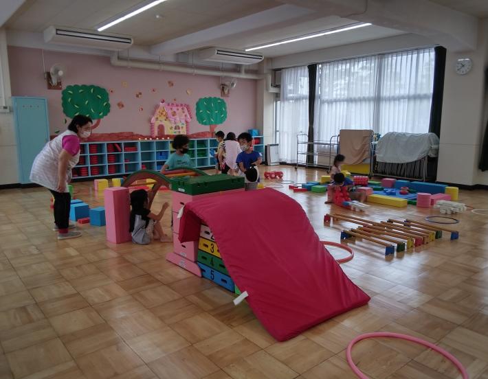 藤代幼稚園のホール。遊具が置いてある