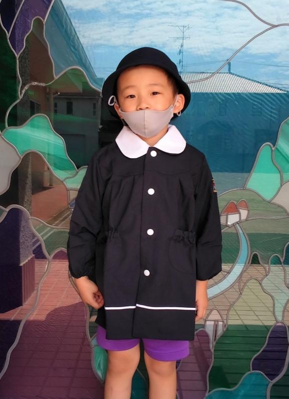 つつみ幼稚園園服を着た男の子の写真