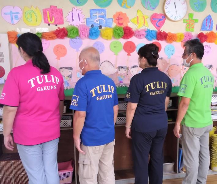 チューリップ幼稚園の先生たちがおそろいのポロシャツを着ている