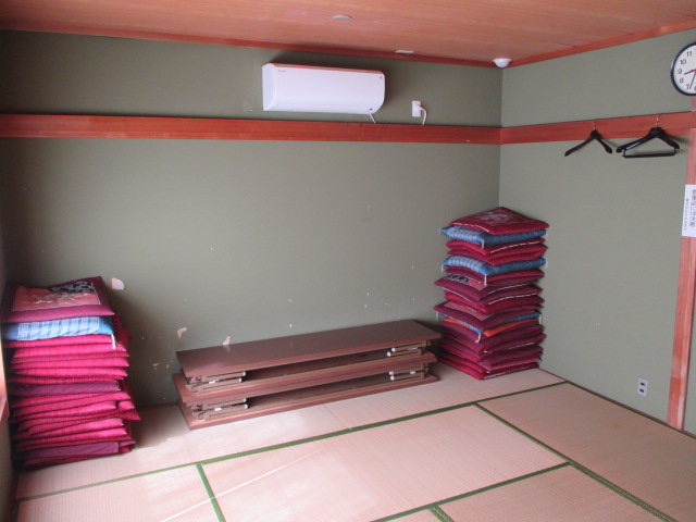師範室全体画像。畳の部屋。奥に赤いざぶとんが積まれている。