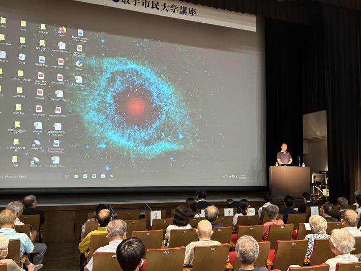 男性が市民大学東京大学EMP特別講座で講演している様子