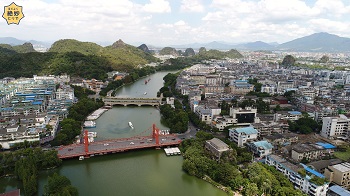 町を流れる漓江と橋のサムネイル画像