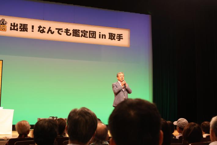 ステージ上で挨拶をする中村市長の様子