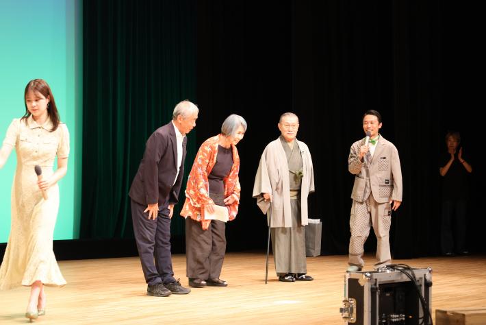鑑定士の中島誠之助さん安河内眞美さん、谷一尚がステージに登場した様子
