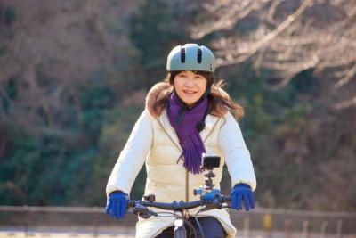 俳優の田中美佐子さんが自転車に乗って旅をしている様子