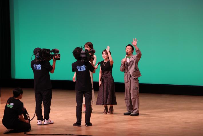 さくらまやさんがステージに登場した様子