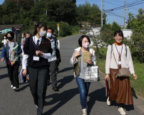 坂道を下ってくる人々。