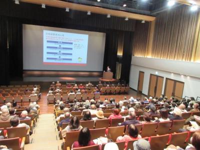 消費者セミナーで講師が話している様子