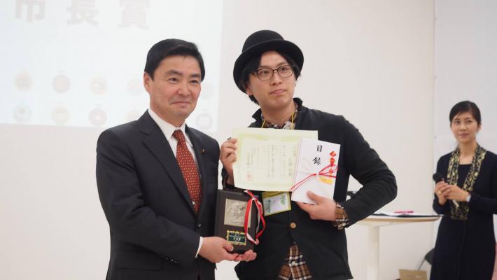 佐藤悠さんと市長の記念写真