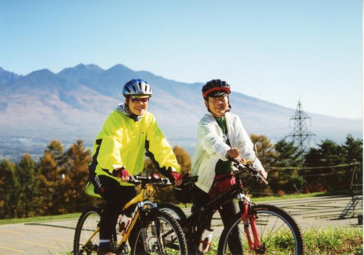 冨永さんとご主人がサイクリングをする写真