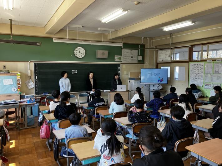 出前講座の講師を務めるレディースフォーラムとりでの皆さん