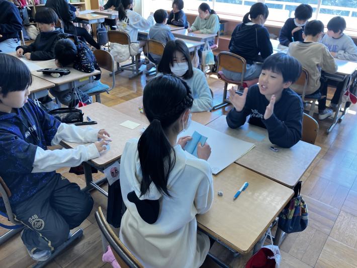グループワークで意見交換する児童たち