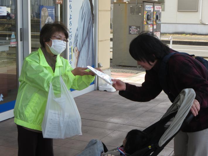 人権啓発活動をしている様子