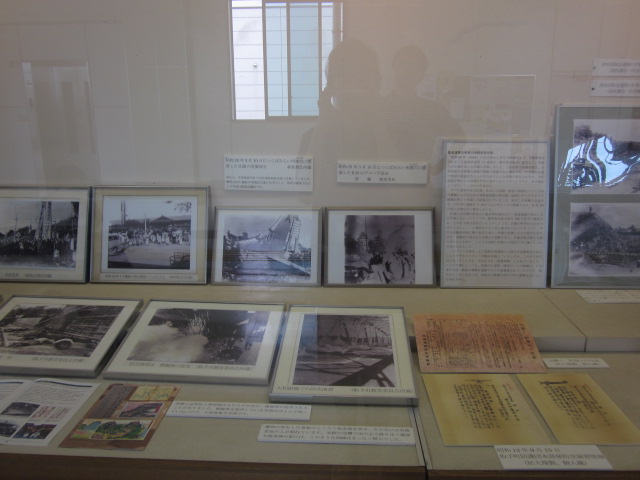 ギャラリー内に写真などのパネルが展示されている写真。