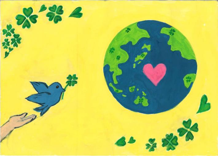 高井小学校の萩原汐咲さんの作品。地球の周りをクローバーが彩り、その地球へ向かって、四つ葉を加えた青い鳥を飛ばす手が描かれている。