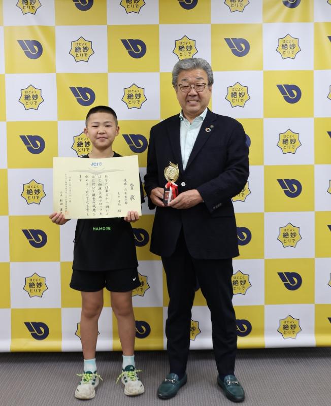 市長と真中さんが並んでいます