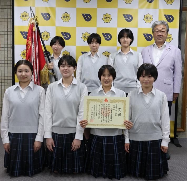 一高剣道部の皆さんと市長が並んでいます